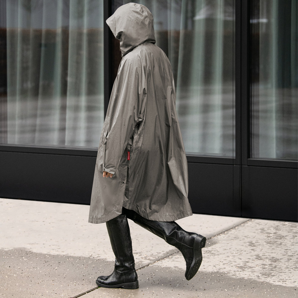 Reisenthel mini maxi raincoat dark taupe – AW6068 (3)