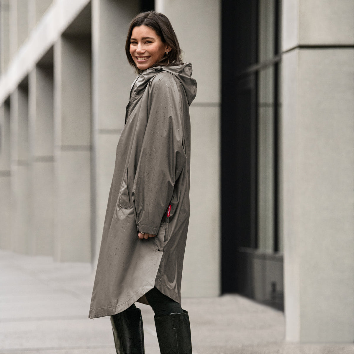 Reisenthel mini maxi raincoat dark taupe – AW6068 (2)